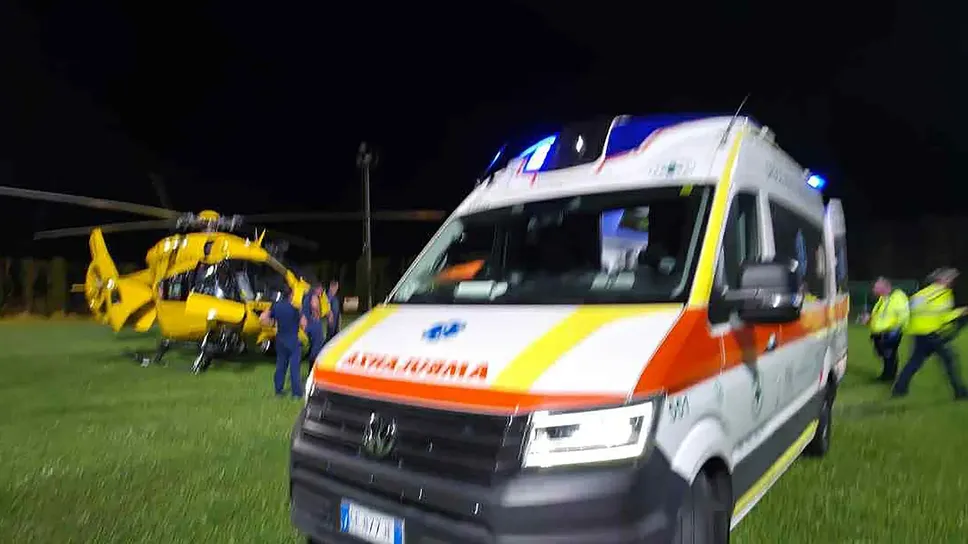 L’elicottero atterrato ieri sera a Fino, nelle vicinanze del luogo dell’incidente (Bartesaghi)