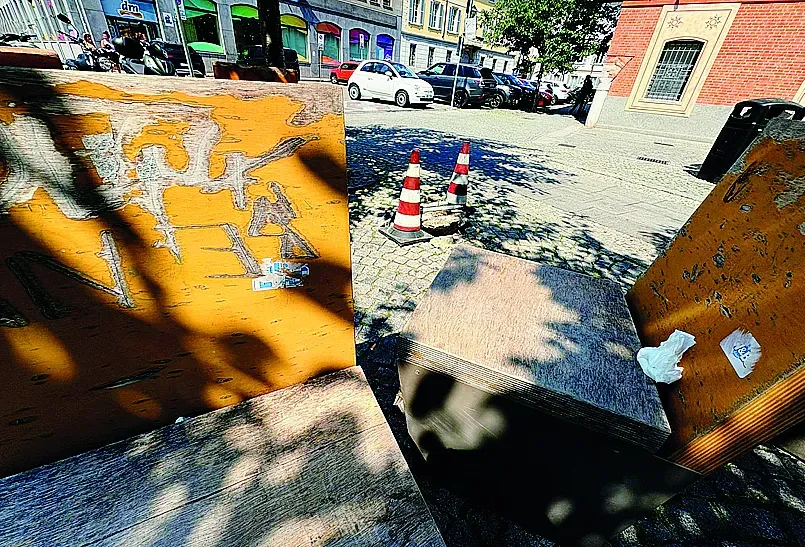 Il rivestimento in legno è scrostato e rovinato dai vandali