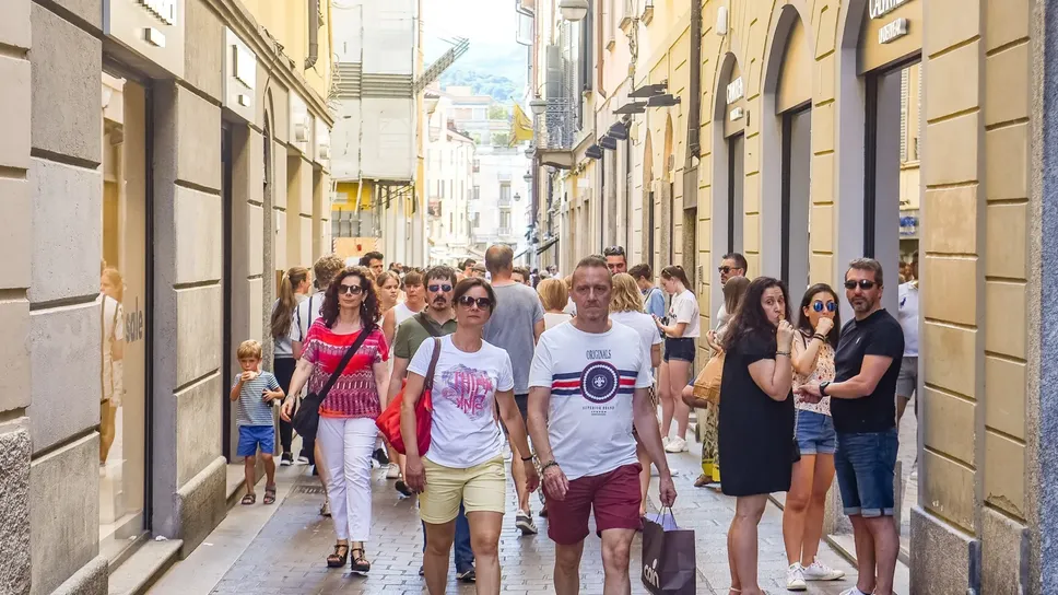 Turisti in centro storico a Como Turisti in centro storico a Como