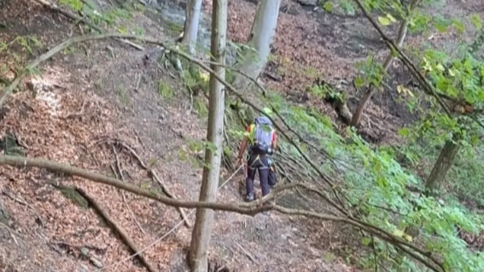 Uno dei tecnici del Soccorso Alpino in azione in Alta Valle Intelvi Uno dei tecnici del Soccorso Alpino in azione in Alta Valle Intelvi