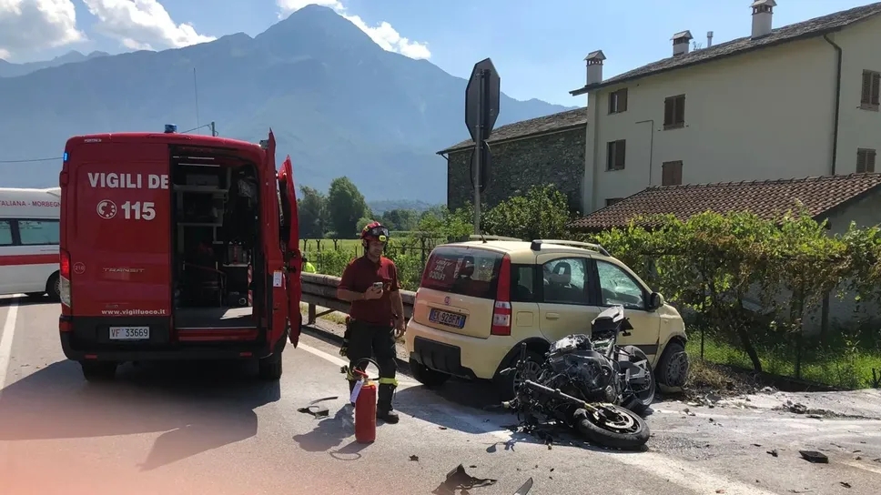 La scena dell’incidente con la motocicletta distrutta