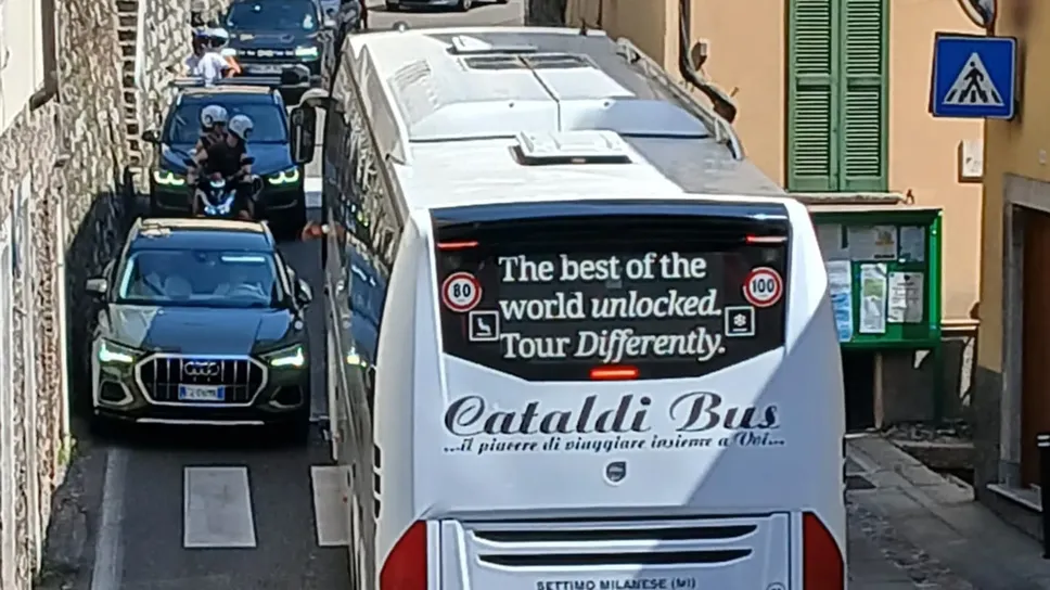 Un bus turistico mentre tenta di passare nella strettoia ieri mattina Un bus turistico mentre tenta di passare nella strettoia ieri mattina