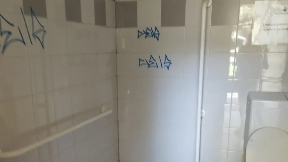 Imbrattati i bagni pubblici del parco Imbrattati i bagni pubblici del parco