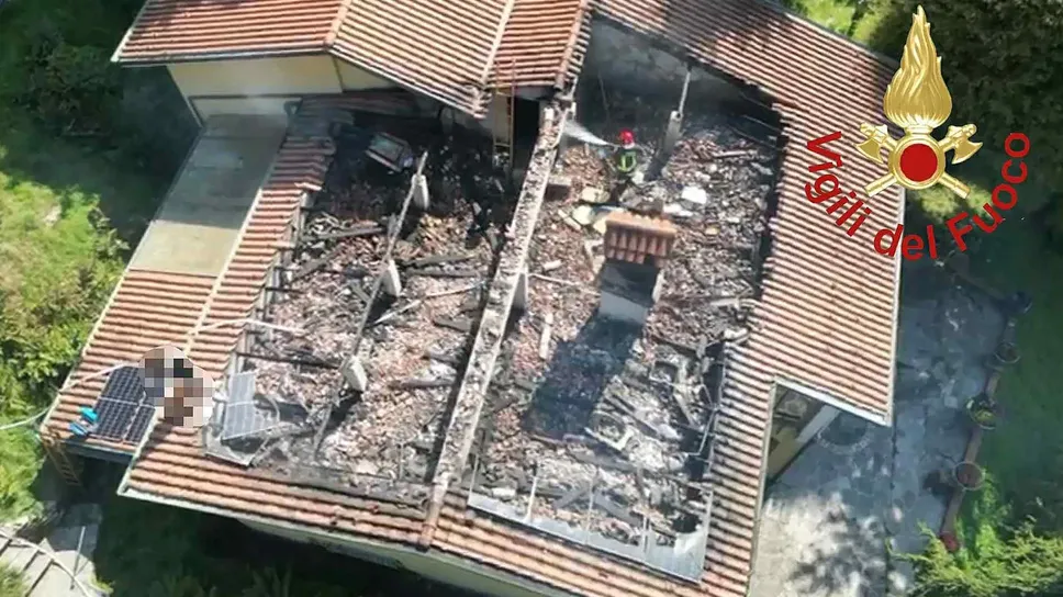 Il tetto dell’abitazione distrutto dalla violenza del fuoco Il tetto dell’abitazione distrutto dalla violenza del fuoco