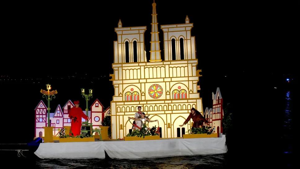 Una delle barche illuminate, autentica attrazione della festa del lago di Gravedona Una delle barche illuminate, autentica attrazione della festa del lago di Gravedona