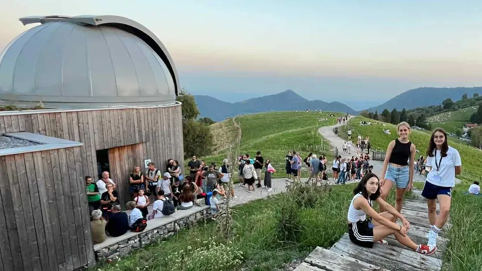 I colori della Colma di Sormano all’imbrunire: sul posto migliaia di persone  (Bartesaghi)