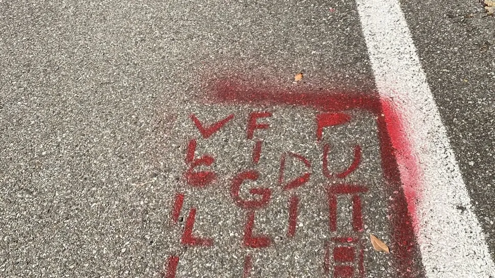 Una delle scritte apparse ieri a Lomazzo Una delle scritte apparse ieri a Lomazzo