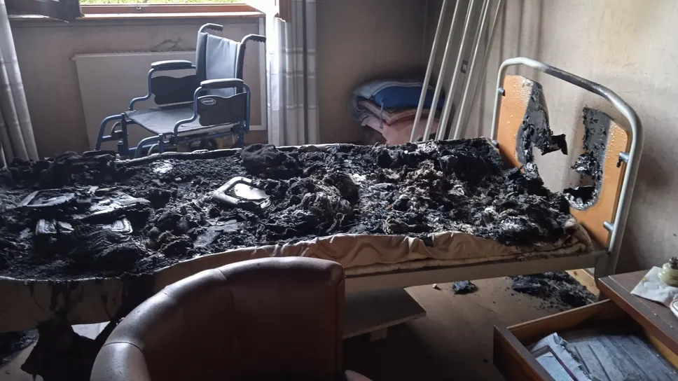 Il letto devastato dalle fiamme all’interno della struttura