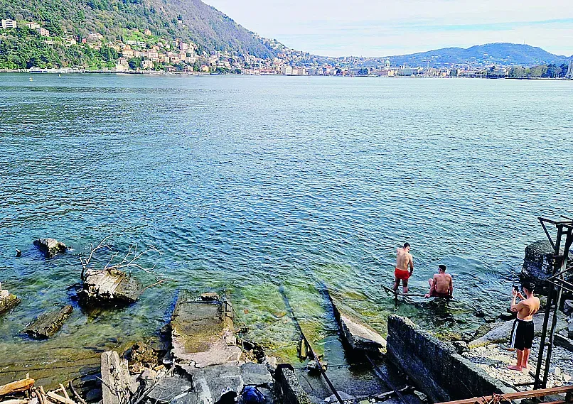 Tra Como e Cernobbio ogni accesso al lago è utilizzato per poter fare il bagno liberamente Tra Como e Cernobbio ogni accesso al lago è utilizzato per poter fare il bagno liberamente