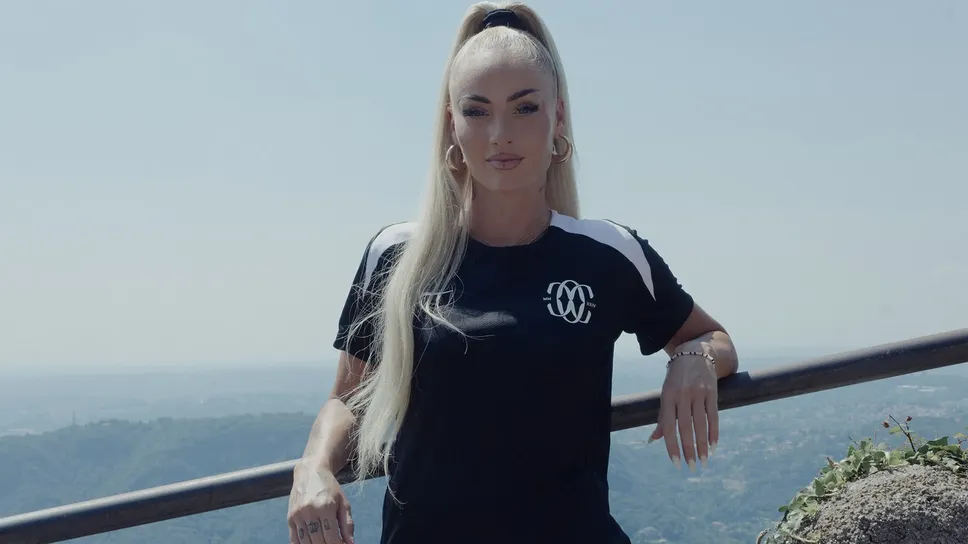 Alisha Lehmann posa con la maglia del Como Women