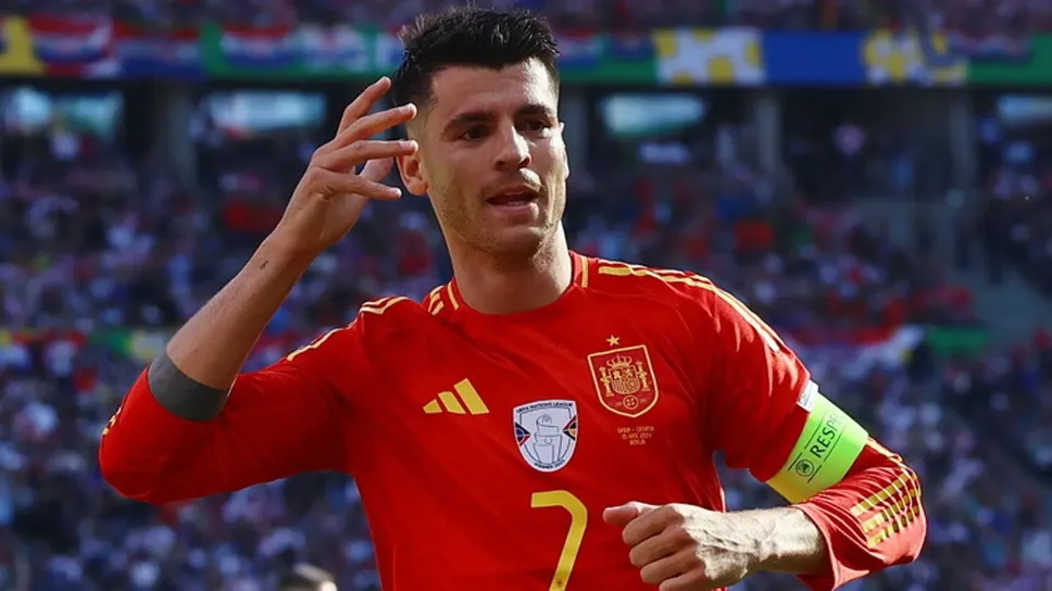 Alvaro Morata, 32 anni, qui con la maglia (e la fascia di capitano) della nazionale spagnola