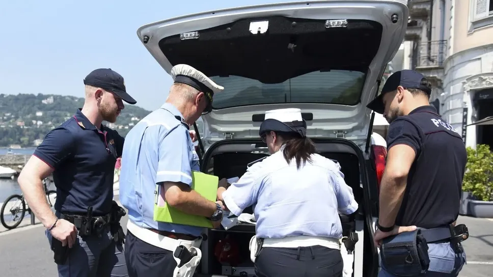 Agenti di polizia locale e polizia di Stato impegnati ieri mattina a Sant’Agostino Agenti di polizia locale e polizia di Stato impegnati ieri mattina a Sant’Agostino