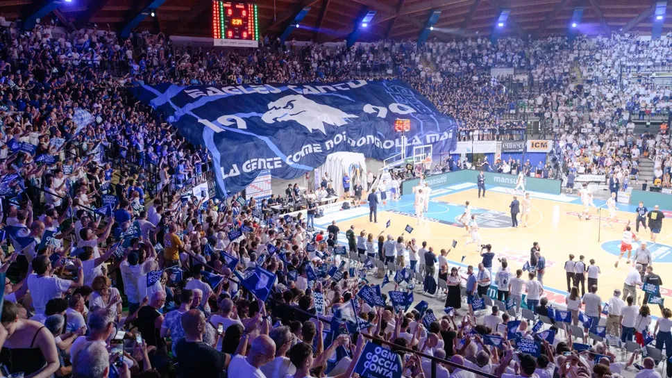 La cornice di pubblico al PalaFitLine di Desio per una delle partite della Pallacanestrro Cantù