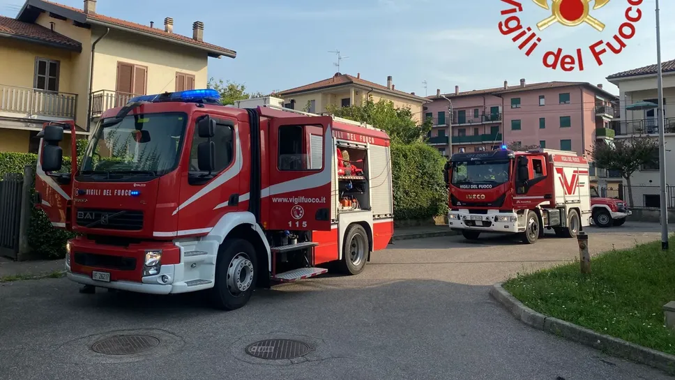 Le squadre dei vigili del fuoco di Appiano Gentile e Como a Binago in via Schuster Le squadre dei vigili del fuoco di Appiano Gentile e Como a Binago in via Schuster