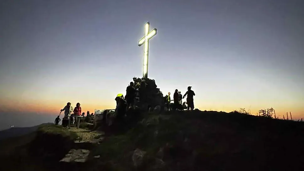 La Croce del Monte Bolettone rimane accesa fino all’una del mattino (Foto Bartesaghi) La Croce del Monte Bolettone rimane accesa fino all’una del mattino (Foto Bartesaghi)