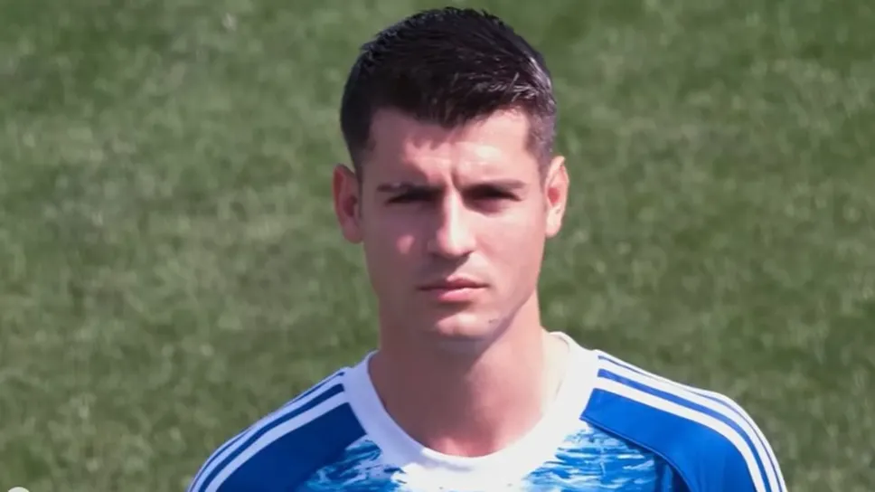 Alvaro Morata posa con la maglia del Como Alvaro Morata posa con la maglia del Como