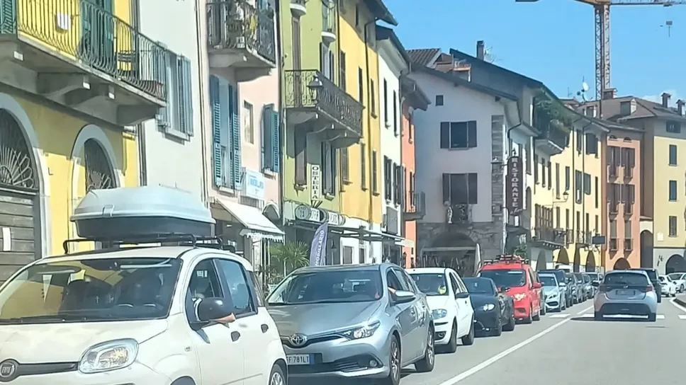 La coda della strettoia di Gravedona arriva fino a Domaso La coda della strettoia di Gravedona arriva fino a Domaso