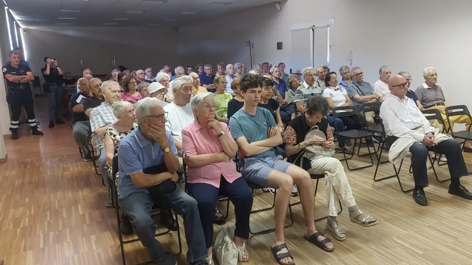 Uno scorcio della sala gremita di cittadini Uno scorcio della sala gremita di cittadini