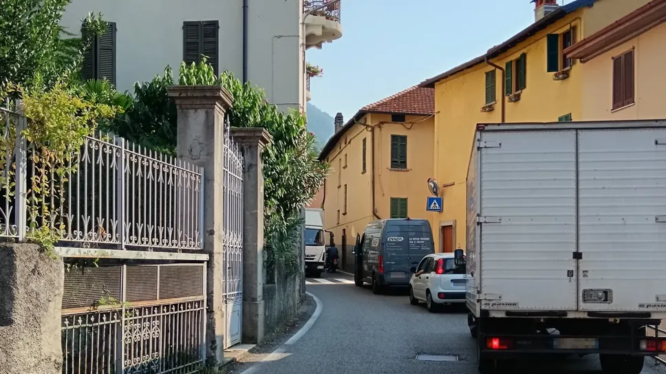 Tanti i mezzi in transito a Sala Comacina, con il semaforo spento Tanti i mezzi in transito a Sala Comacina, con il semaforo spento