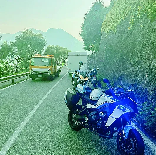 Polstrada e movieri ieri a Sala Comacina per un camper in avaria