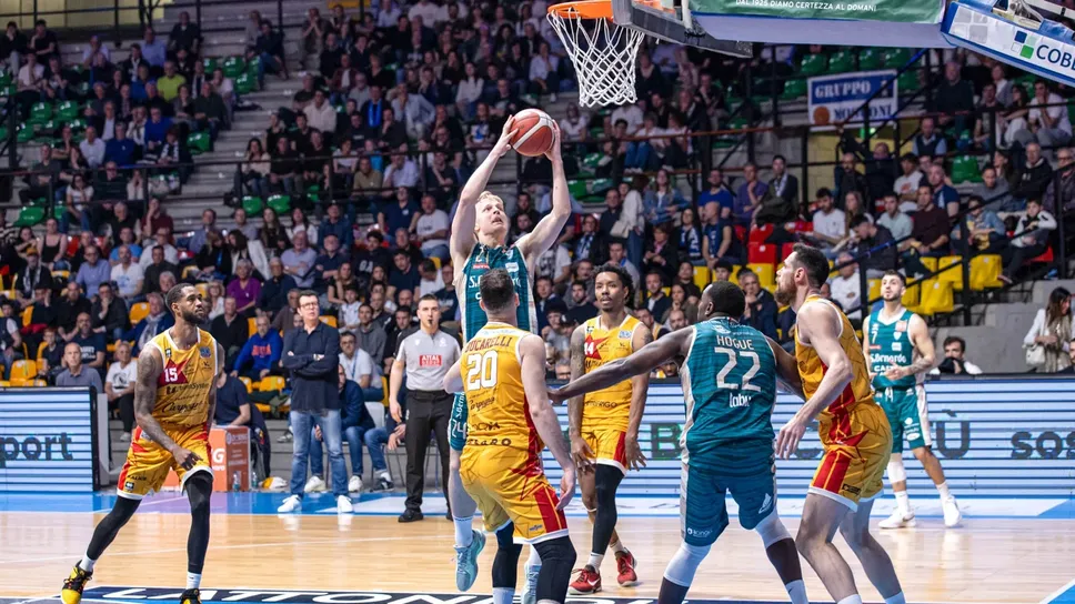 Joonas Riismaa a canestro nello scorso torneo di A2 contro Pesaro Joonas Riismaa a canestro nello scorso torneo di A2 contro Pesaro