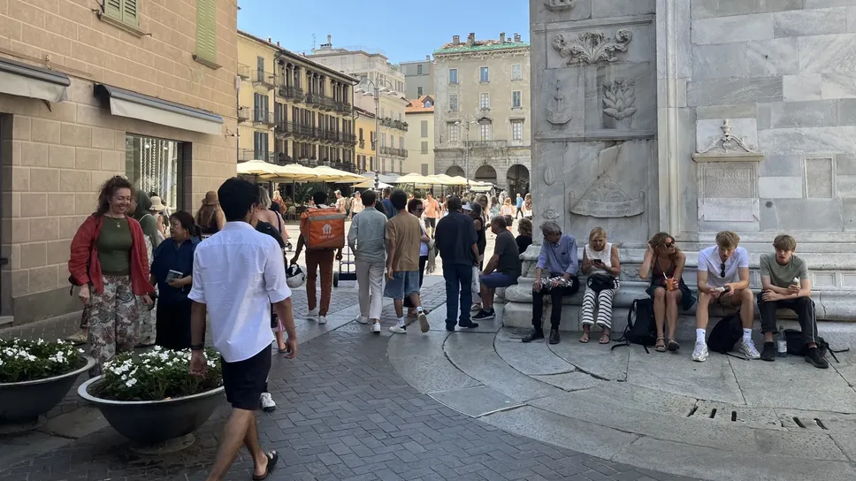 I tre sospetti hanno tentato un primo furto in piazza Duomo I tre sospetti hanno tentato un primo furto in piazza Duomo