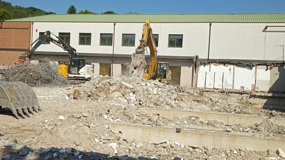Le macerie al posto della vecchia ala