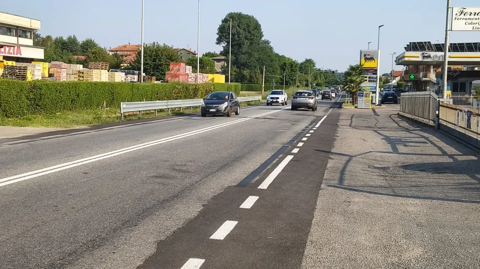 La via Salvo d’Acquisto: la doppia riga vieta le svolte a sinistra