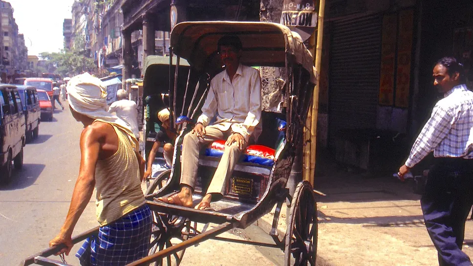 Un esempio di risciò nella città di Calcutta, trainato dal cosiddetto  “uomo cavallo”