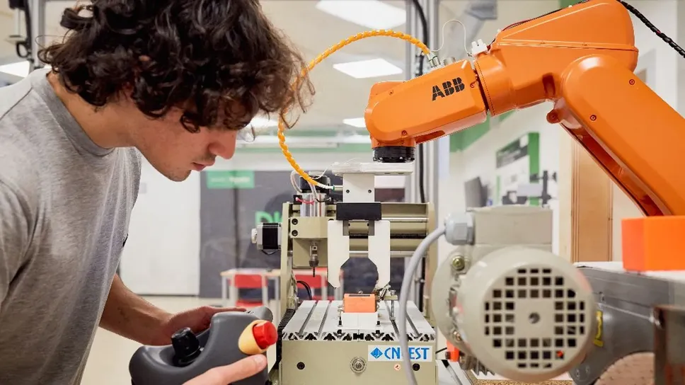 Laboratorio meccanico con studenti di alta formazione