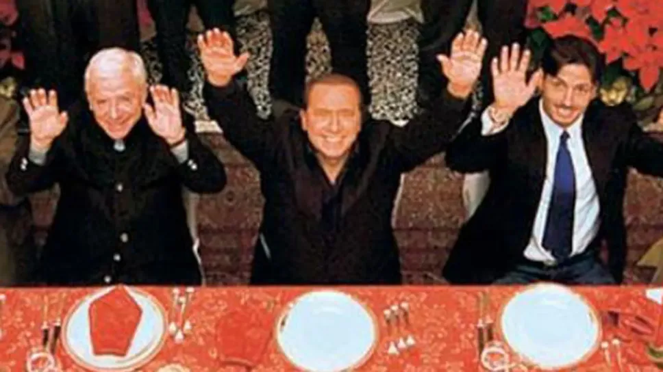 A sinistra: don Andrea Livio, ospite d’onore del cugino Silvio Berlusconi a una cena ad Arcore in occasione delle festività natalizie. Con loro, a destra nella foto, anche Pier Silvio Berlusconi