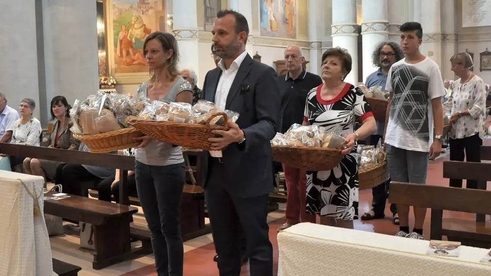 La benedizione dei panini di San Rocco  (Foto Bartesaghi)