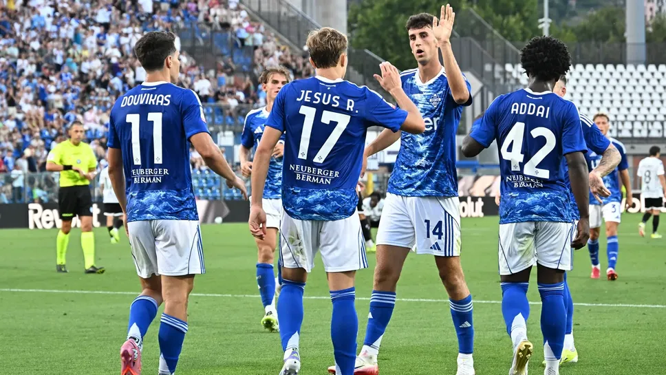 L’esultanza del Como dopo il secondo gol personale di Anastasios Douvikas