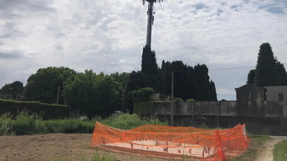 Nell’area delimitata, il cantiere per l’antenna in costruzione in via San Giovanni Bosco