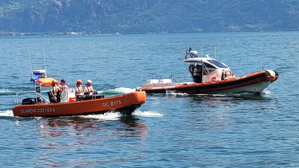 Mezzi della guardia costiera impegnati nel lago