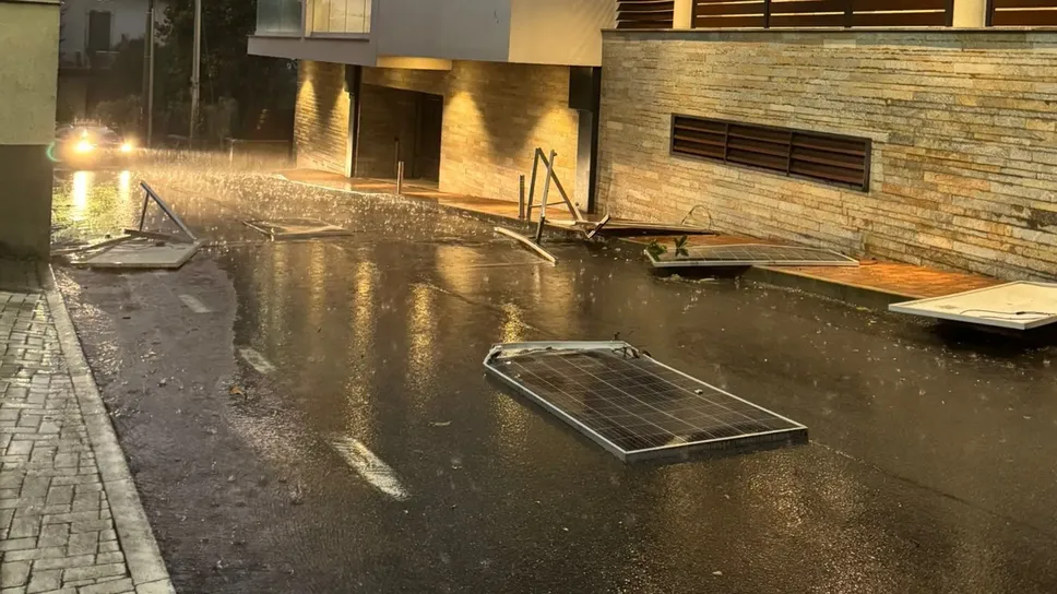In Corso Unità d’Italia spazzati via dal vento e finiti in mezzo alla strada