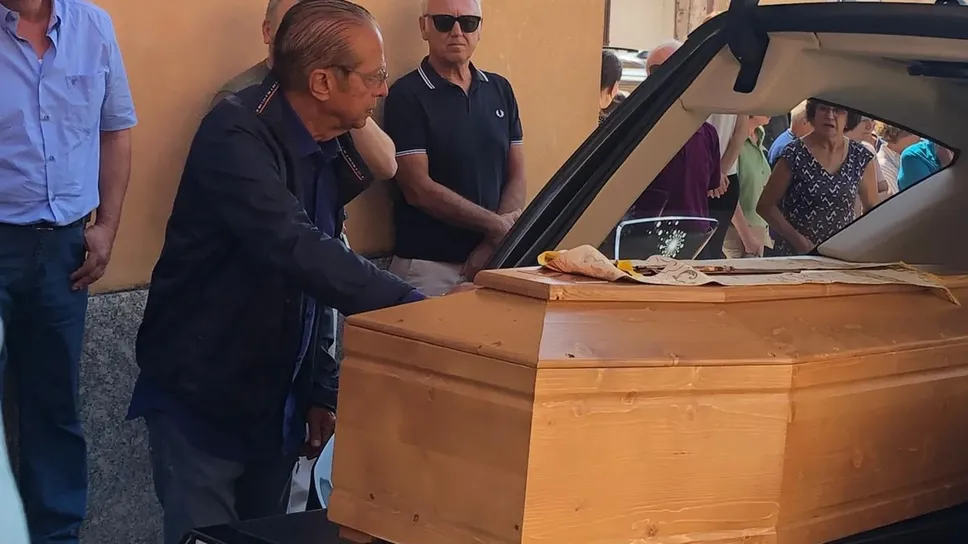 L’ultimo saluto di Paolo Berlusconi al feretro di don Andrea L’ultimo saluto di Paolo Berlusconi al feretro di don Andrea