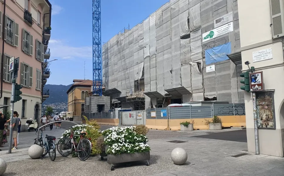 L’edificio ancora oscurato dai ponteggi L’edificio ancora oscurato dai ponteggi