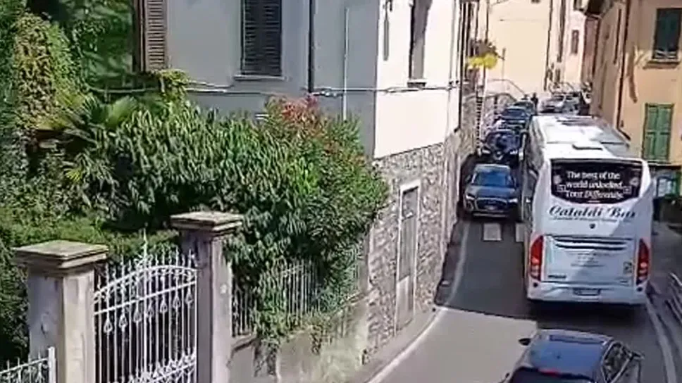 Un bus turistico alle prese con l’attraversamento della strettoia di Sala Comacina Un bus turistico alle prese con l’attraversamento della strettoia di Sala Comacina