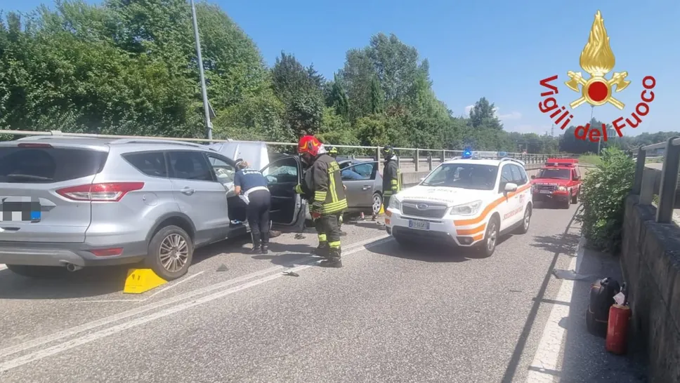 I rilievi sul luogo dell’incidente avvenuto questa mattina attorno alle 12.45 in via Varesina I rilievi sul luogo dell’incidente avvenuto questa mattina attorno alle 12.45 in via Varesina