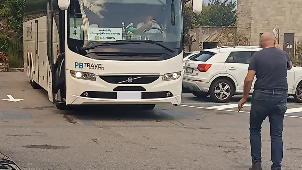 Il sindaco Pietro Ortelli (di spalle) mentre discute con l’autista  (Selva)