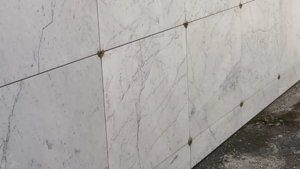 Le lapidi con le borchie di ottone che sono state rubate
