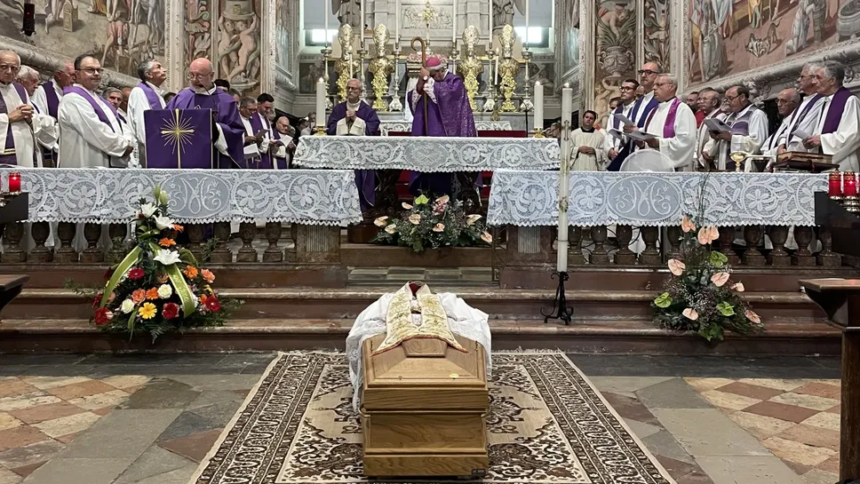 Il Santuario della Madonna non è riuscita a contenere tutti i fedeli: tantissimi hanno partecipato alla messa in piedi sul sagrato Il Santuario della Madonna non è riuscita a contenere tutti i fedeli: tantissimi hanno partecipato alla messa in piedi sul sagrato