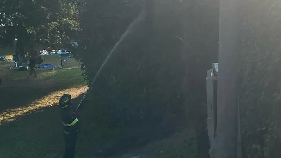 I pompieri di Menaggio mentre spengono l’incendio alla palma
