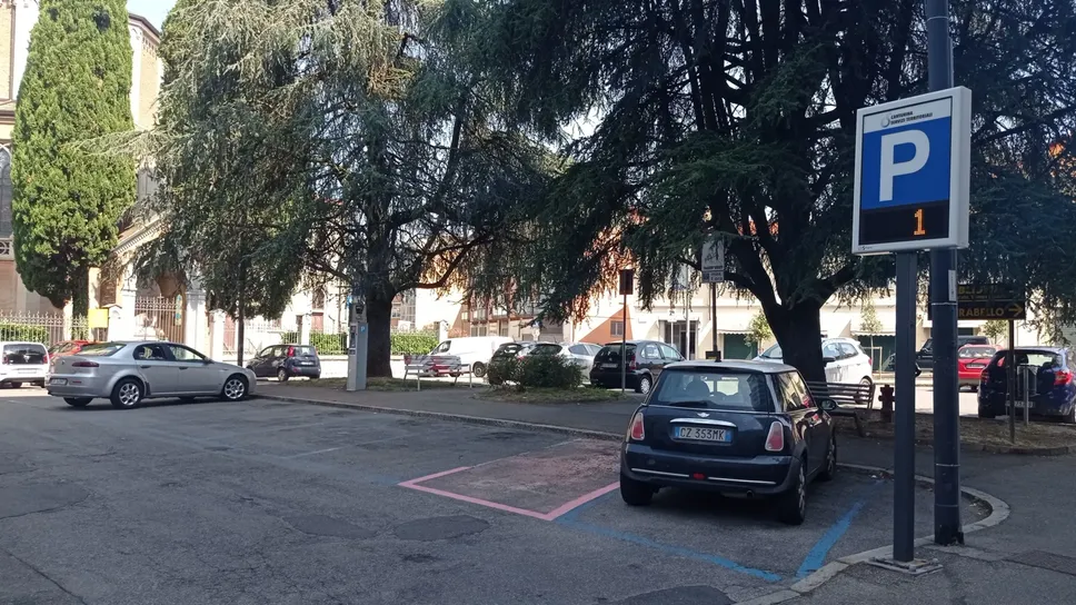Il paradosso in piazza Volontari della Libertà: secondo il display ci sarebbe un solo posto a disposizione, ma il parcheggio è quasi vuoto