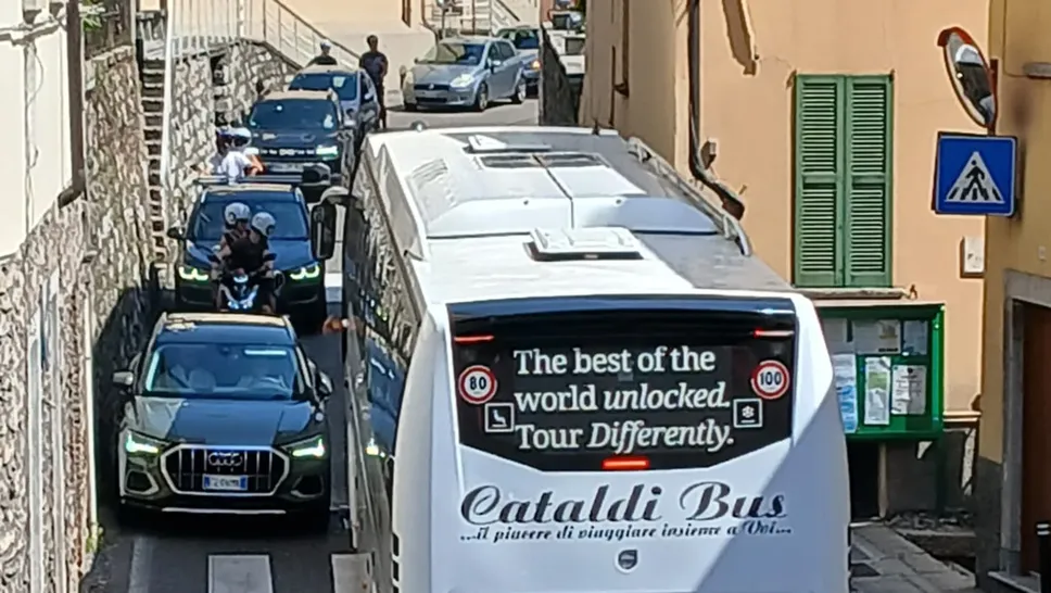 Auto e pullman fermi all’interno della strettoia di Sala Comacina, uno dei punti caldi della statale Regina