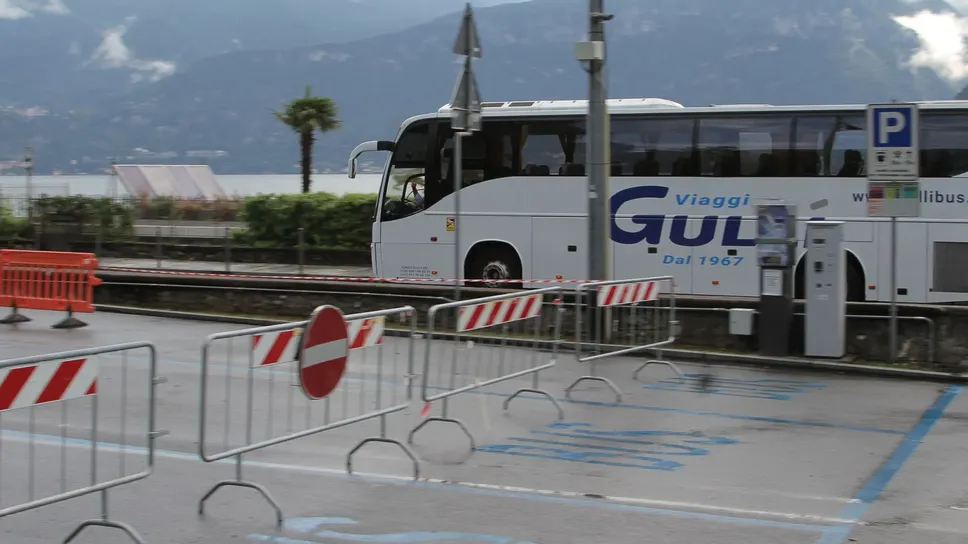Transenne davanti all’ingresso del parcheggio: i pullman turistici dovranno andare altrove Transenne davanti all’ingresso del parcheggio: i pullman turistici dovranno andare altrove