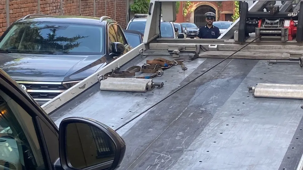 Rimozione di un’auto parcheggiata in sosta vietata a Cernobbio Rimozione di un’auto parcheggiata in sosta vietata a Cernobbio