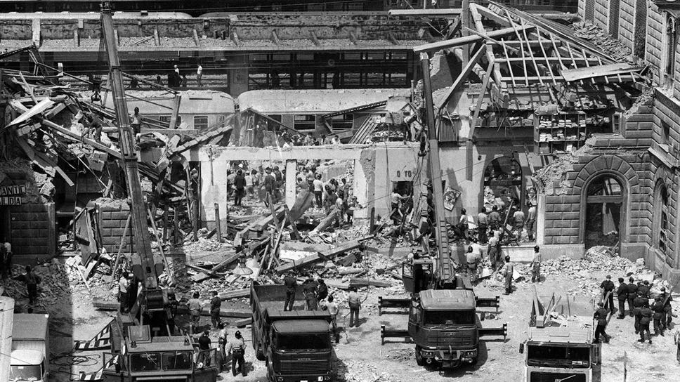 Quarantacinque anni fa la strage alla stazione di Bologna, distrutta dall’ esplosione di una bomba Quarantacinque anni fa la strage alla stazione di Bologna, distrutta dall’ esplosione di una bomba