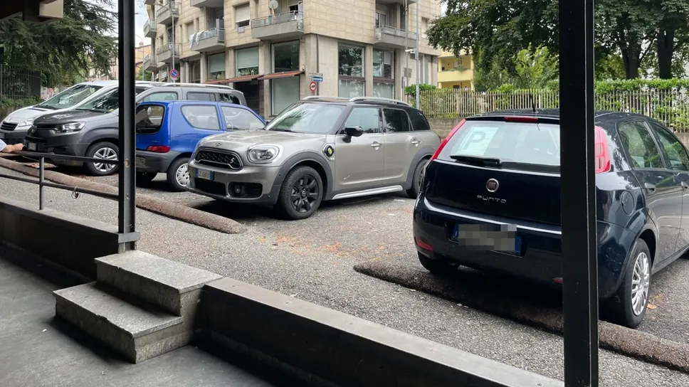 Il luogo della rissa notturna, in via Milano a Cantù. La zona è tenuta d’occhio dalle forze dell’ordine